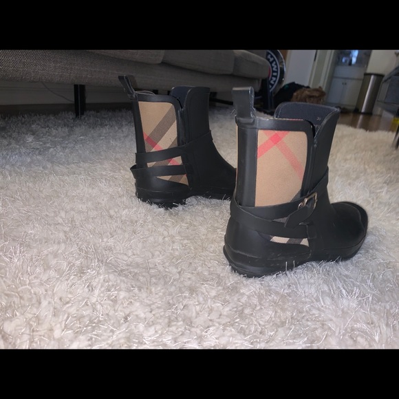 Burberry rain boots - Picture 3 of 12